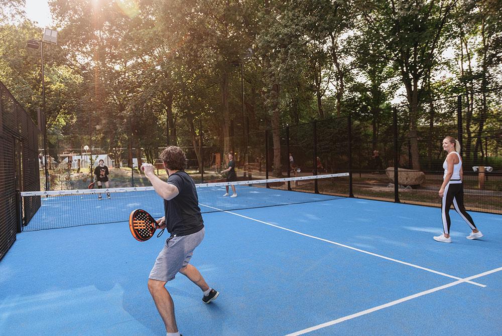 Vakantiepark Kijkduin vernieuwt centrumplein én krijgt de eerste padelbaan op een Roompot park