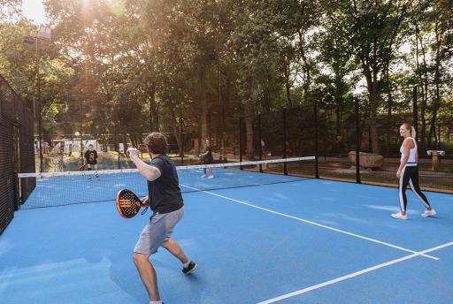 Vakantiepark Kijkduin vernieuwt centrumplein én krijgt de eerste padelbaan op een Roompot park