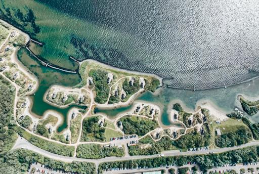 ECO Grevelingenstrand van boven: Toffe tiny huisjes aan het water! (VIDEO)