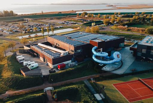 Dit is het zwembad van Landal Esonstad, mét leuke glijbaan! (VIDEO)