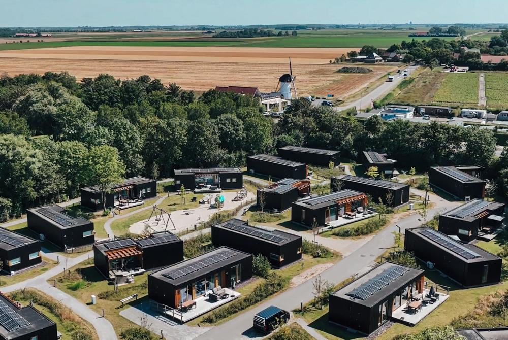 Beach Resort Brouwersdam van boven: Luxe lodges in Zeeland (VIDEO)