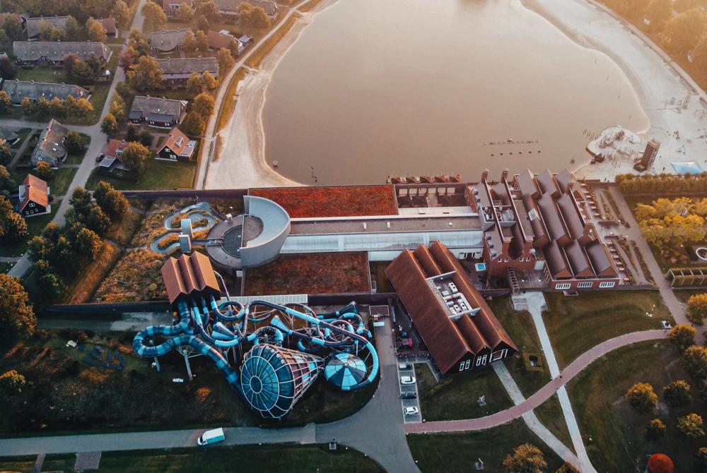 Alle glijbanen en de wildwaterbaan van het Hof van Saksen zwembad (VIDEO)