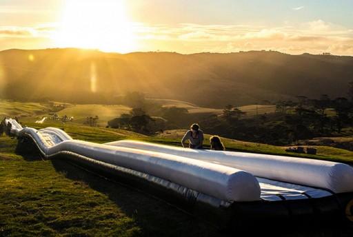 Tip voor de zomervakantie: Gave waterslide in de Zwitserse Alpen