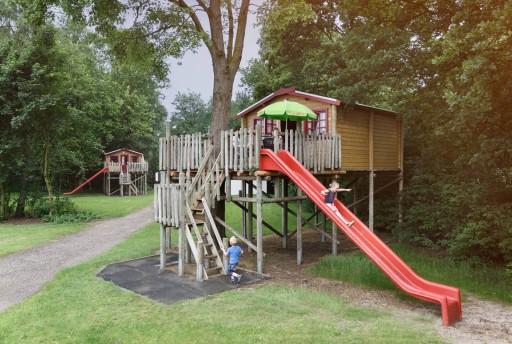 Slapen in een boomhut met glijbaan bij Vakantiepark Dierenbos