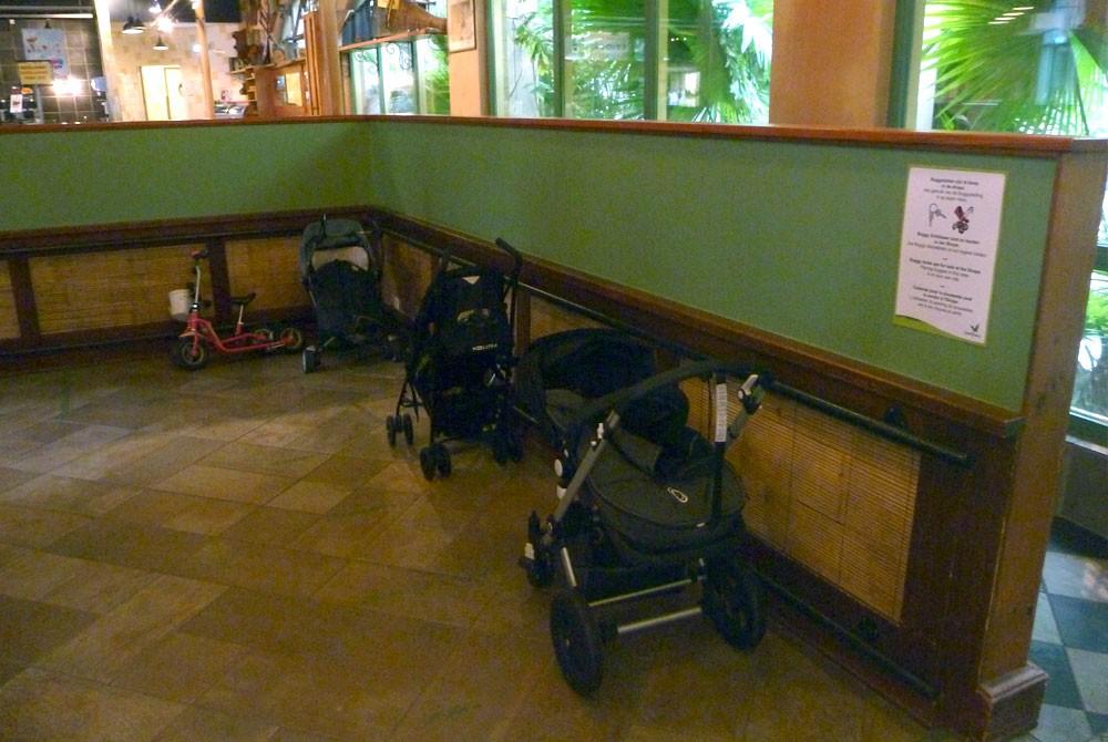 Stalling voor kinderwagens bij de ingang van het zwembad