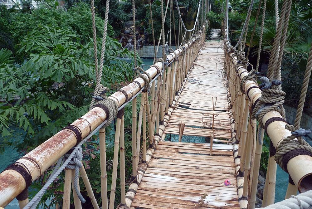 Jungle-loopbrug in het zwembad