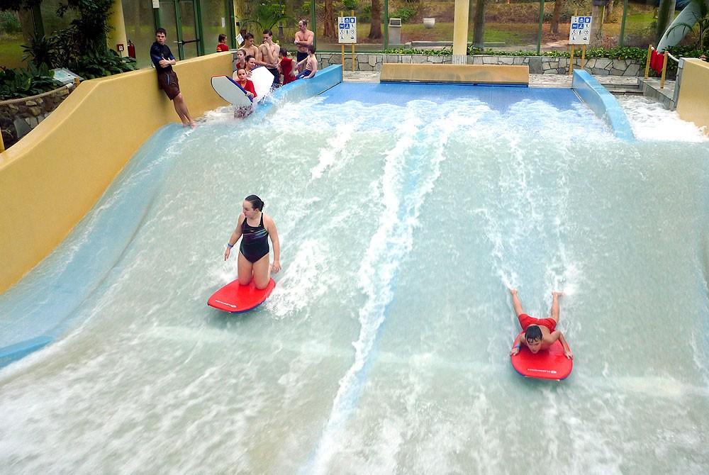 De Eemhof surfen op een golf