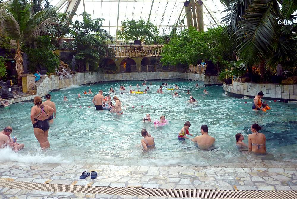 Het golfslagbad van Aqua Mundo De Eemhof