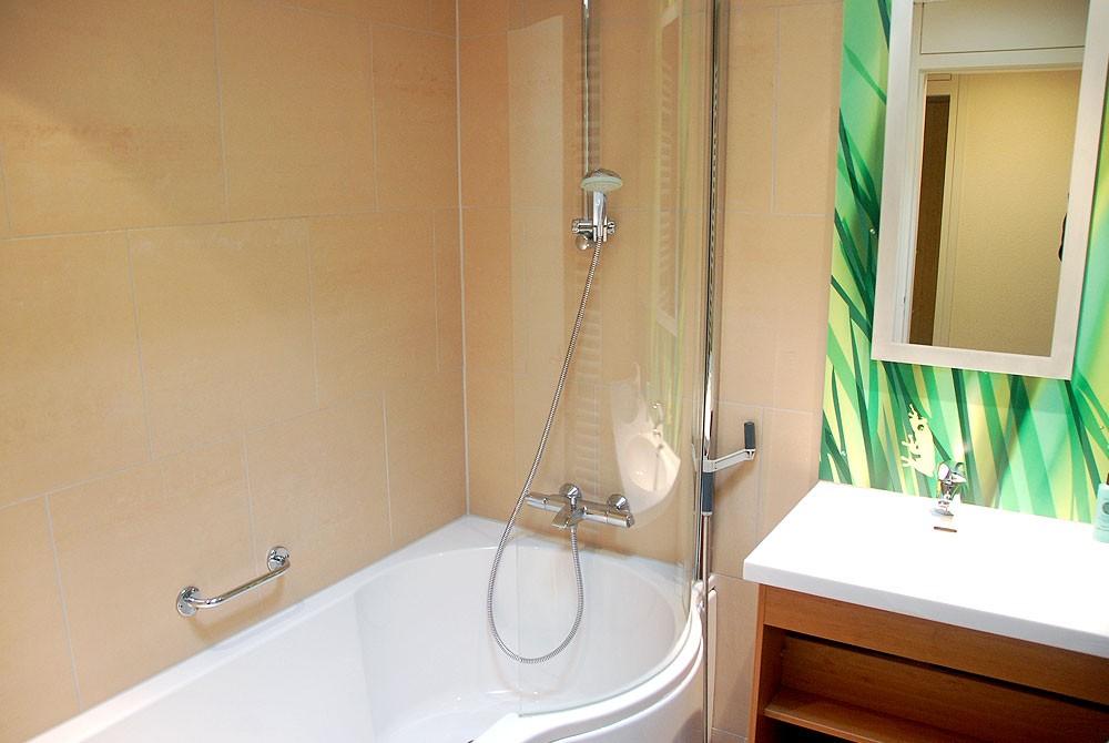 Badkamer met ligbad