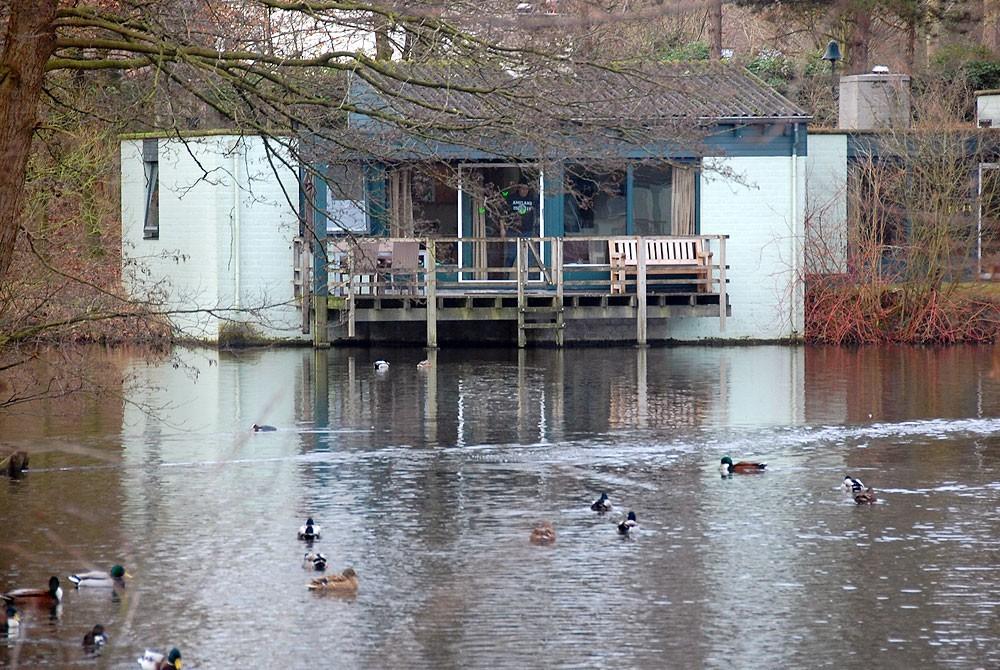 Huisje aan het water in De Eemhof