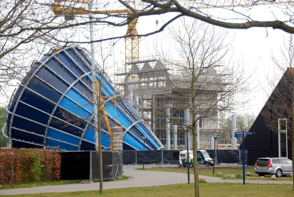 De bouw van de nieuwe glijbanen voor het Hof van Saksen