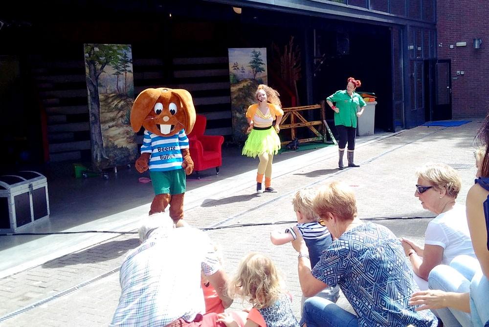 Mascotte en Giga Knuffelkonijn Bultje 