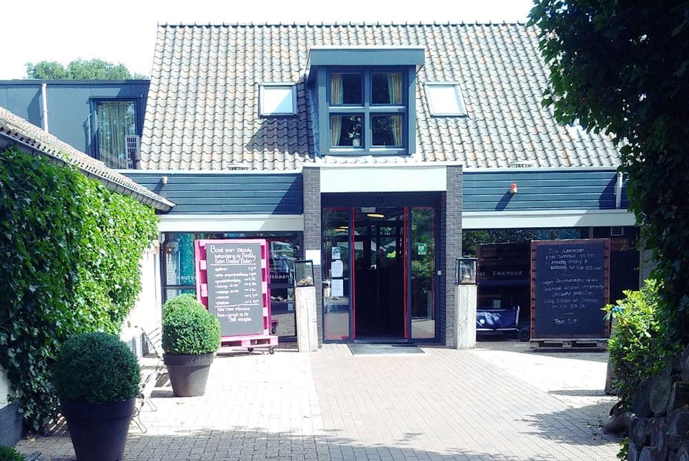 De ingang van het Beerze Bulten zwembad & wellness