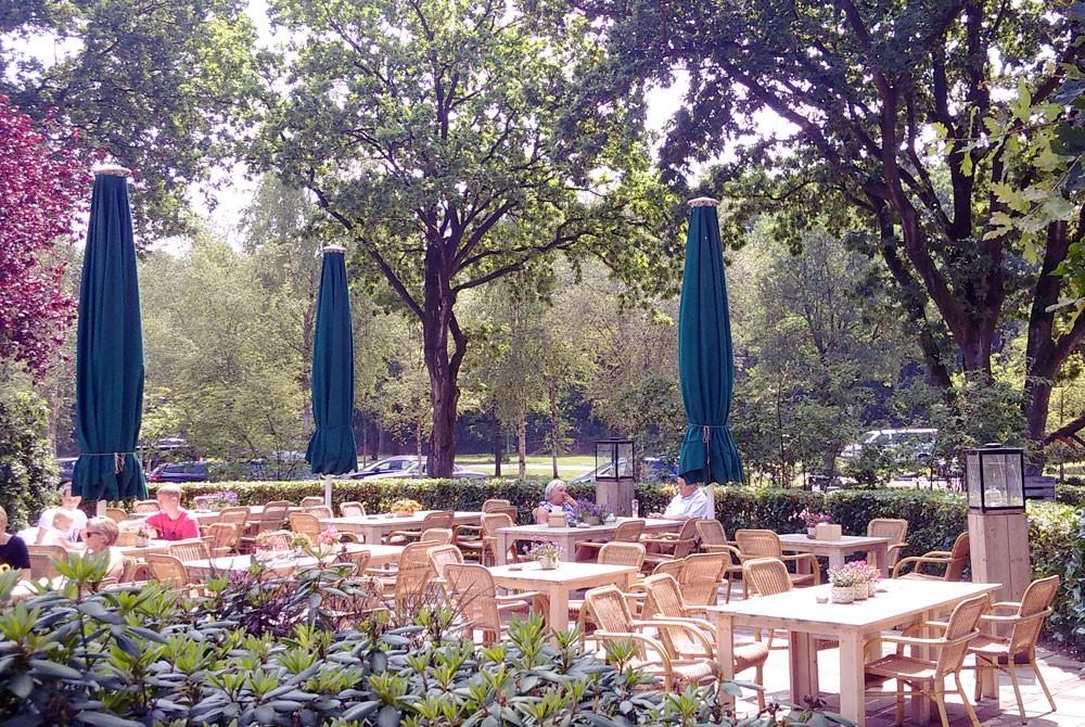 Het terras van de brasserie, Beerze Bulten