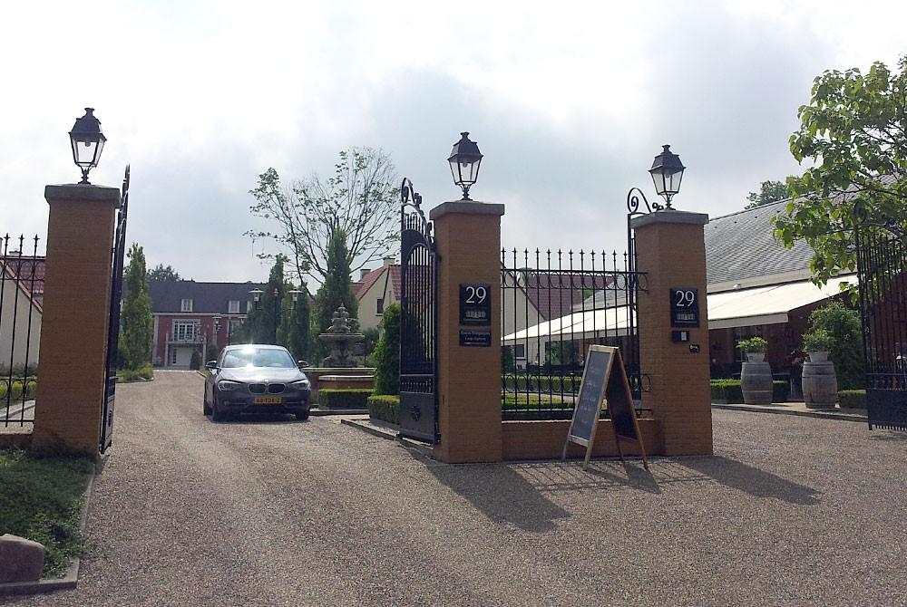 De statige entree van Landal Kasteeldomein de Cauberg