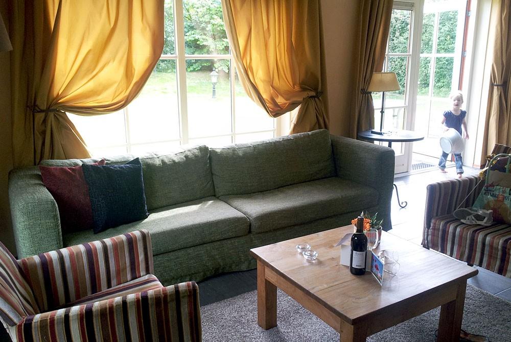 De zithoek van onze villa, Landal Kasteeldomein de Cauberg