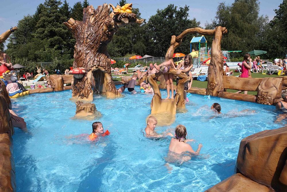 Buiten zwembad Marveld Recreatie