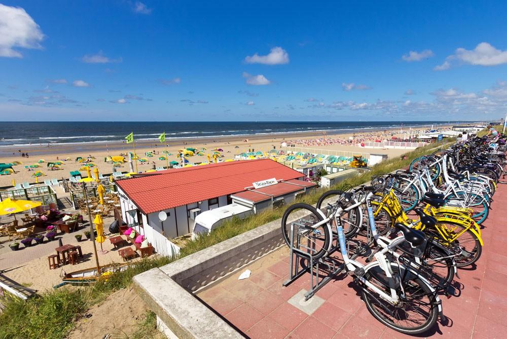 Genieten van het strand bij Zandvoort