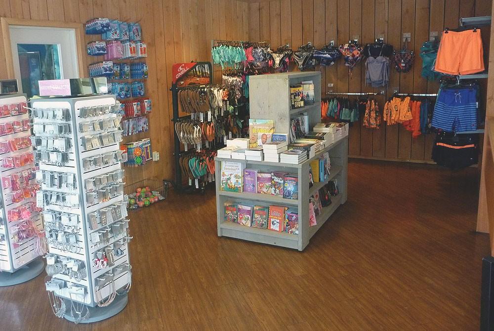 Kleine shop met vakantiespullen bij de receptie, Landal Coldenhove