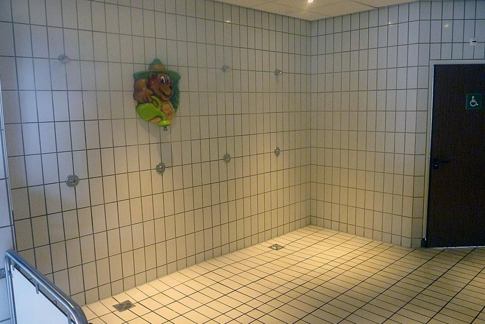 De douches van het zwembad