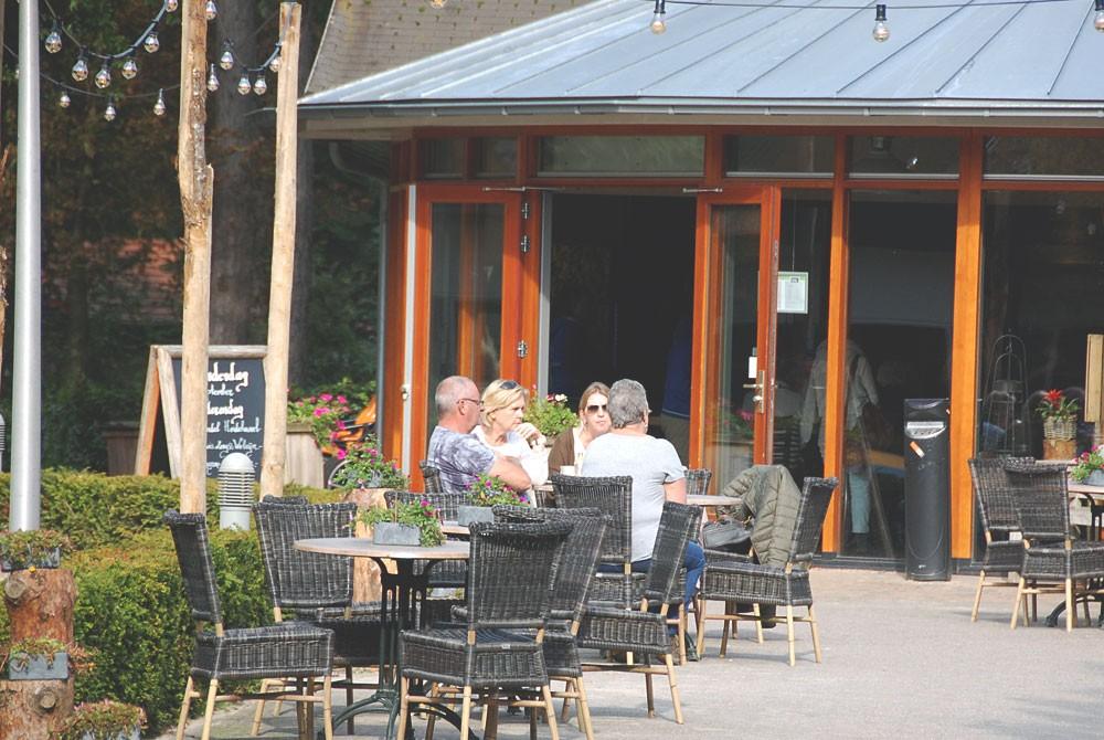 Buiten zitten bij het restaurant van bungalowpark Heideheuvel