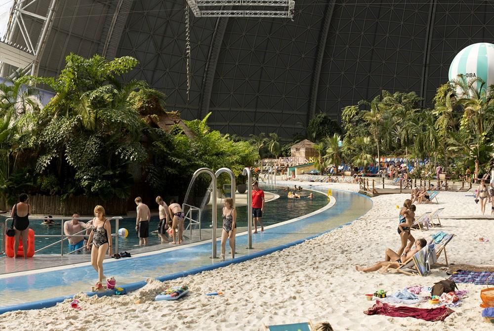Tropical Islands strand bij het zwembad