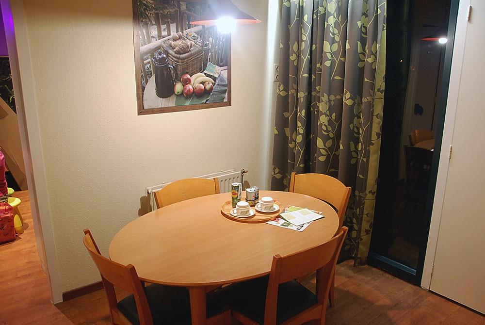 De eettafel in de bungalow, Center Parcs Het Heijderbos