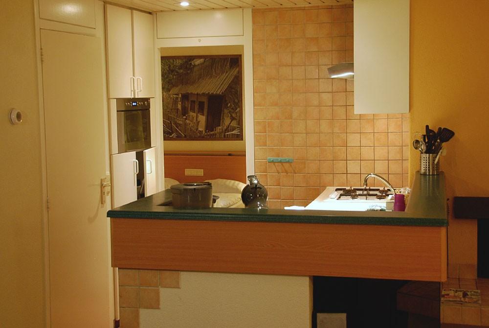 Keuken en slaapkamer van de bungalow, Center Parcs Het Heijderbos