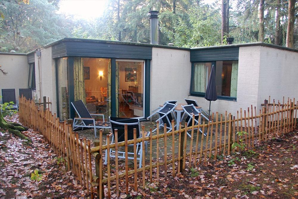 Terras bij de cottage, Center Parcs Het Heijderbos