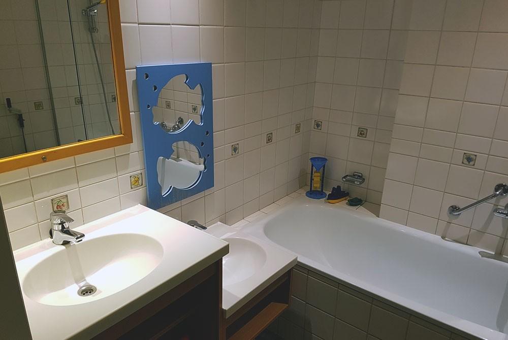 Badkamer van het huisje, Center Parcs Het Heijderbos