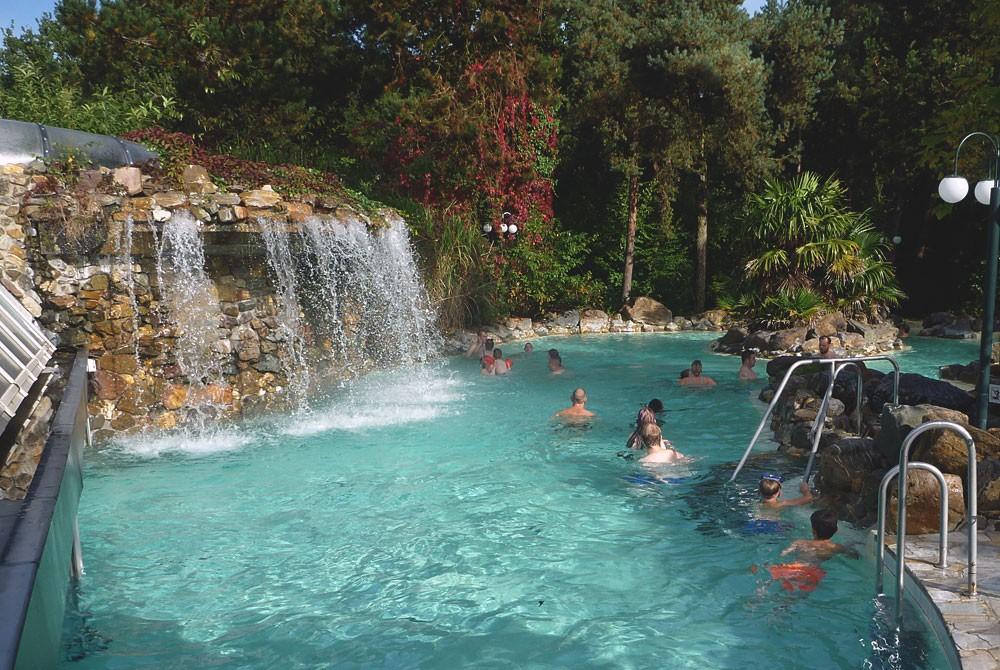 Buitenbad van het zwembad, Center Parcs Het Heijderbos