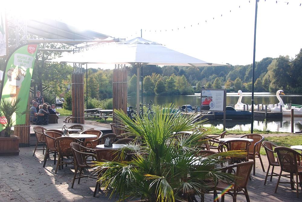 Terras bij het Action Café, Center Parcs Het Heijderbos