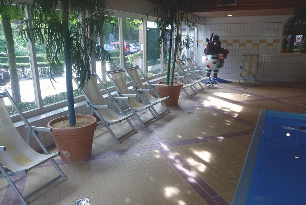 Stoelen bij het zwembad, Landal Heideheuvel
