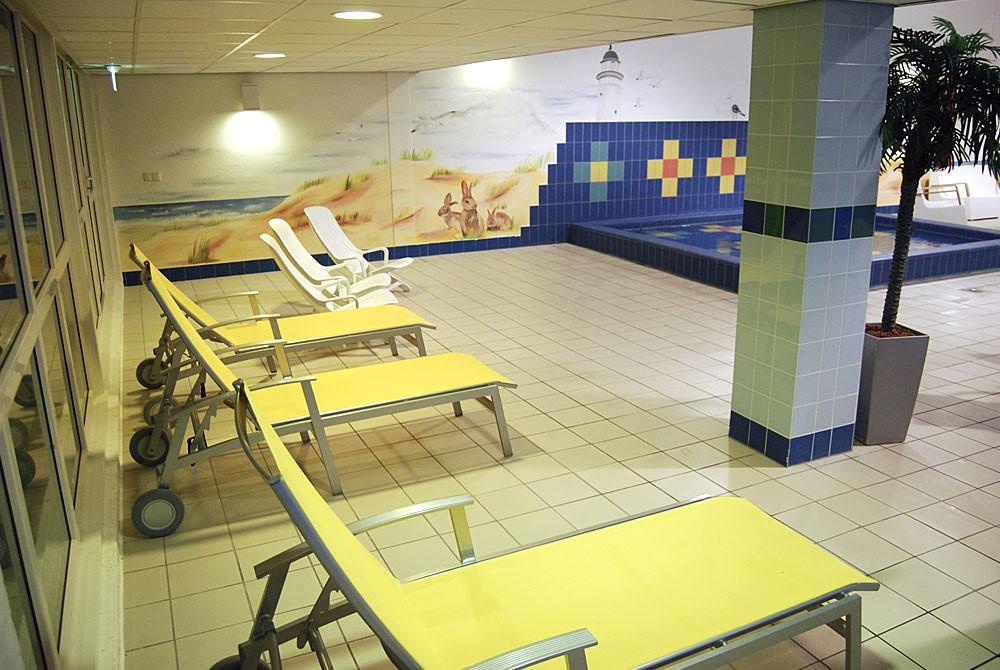 Ligstoelen bij het zwembad, Landal Vitamaris