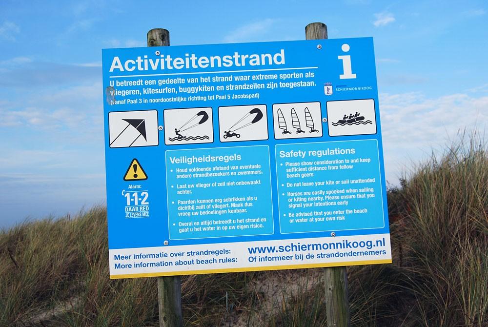 Activiteiten zoals kitesurfen op het strand van Schiermonnikoog