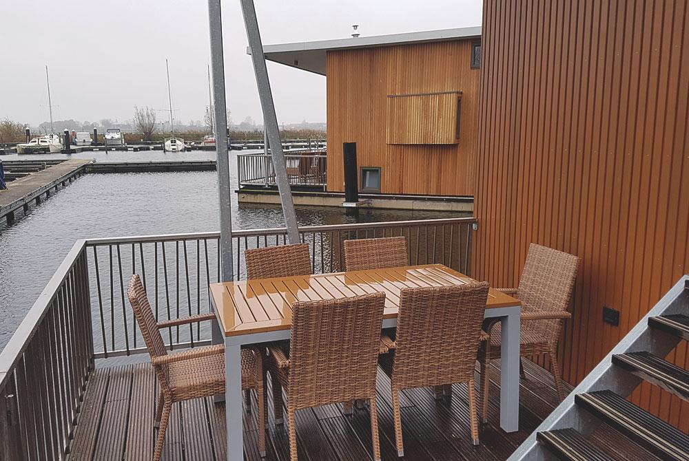 Terras van de woonboot