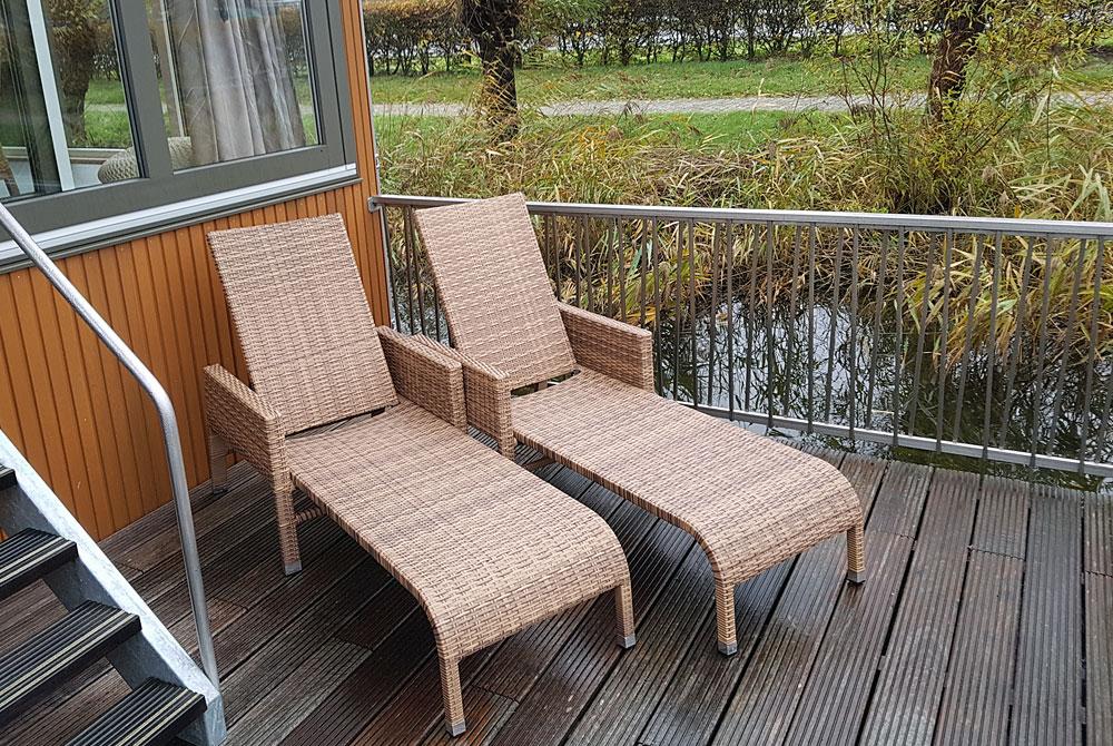 Ligstoelen op de woonboot