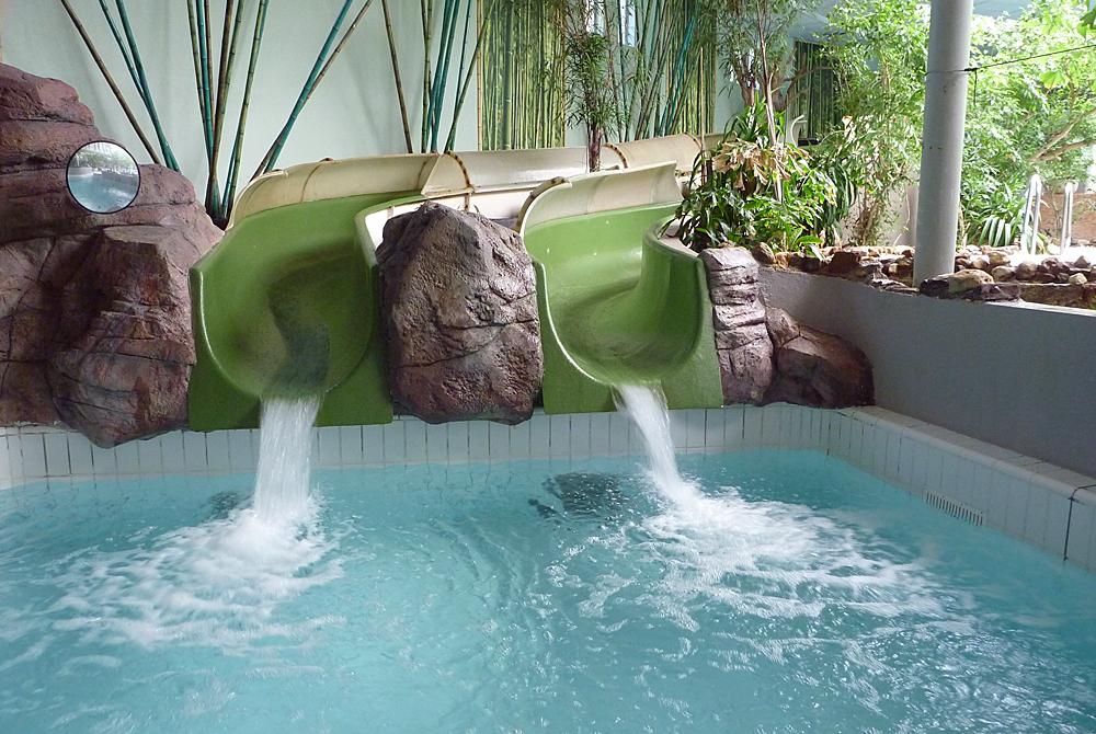Glijbanen in het subtropische zwembad van Center Parcs Port Zélande