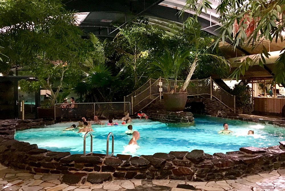 's avonds is het zwembad mooi verlicht, Aqua Mundo Center Parcs Het Meerdal