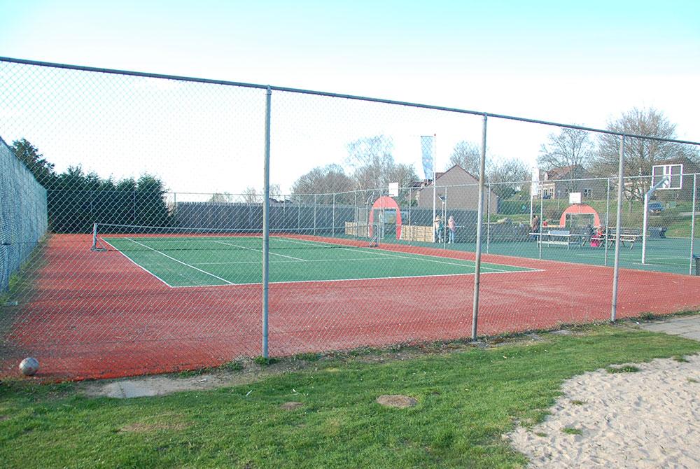 De tennisbaan van Landal Hoog Vaals