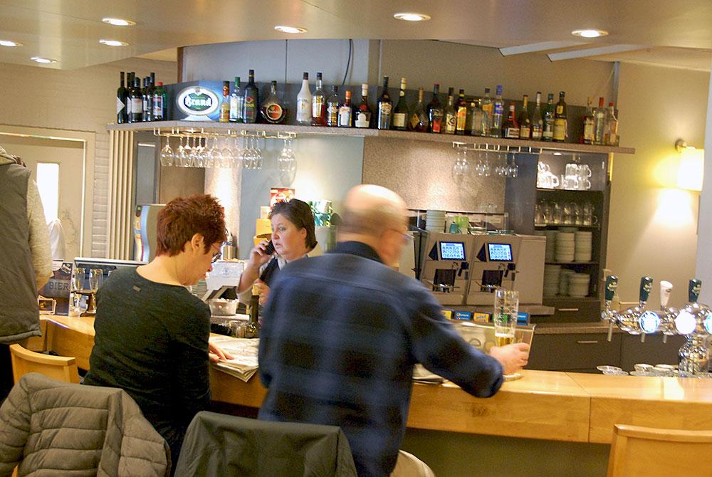 Limburgs biertje aan de bar, Landal Hoog Vaals