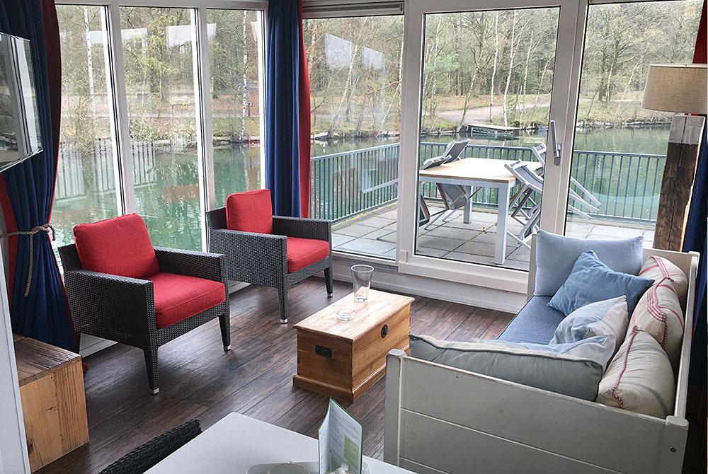 Woonkamer van de woonboot, Center Parcs De Kempervennen