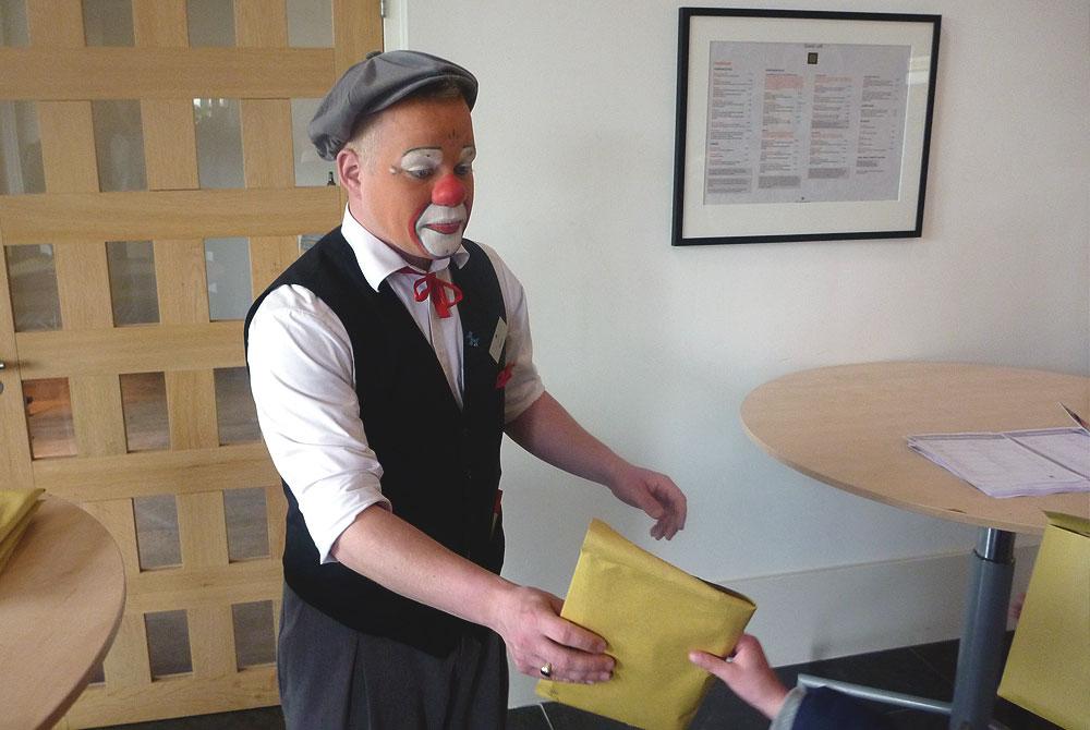 Clown bij het inchecken, Hof van Saksen