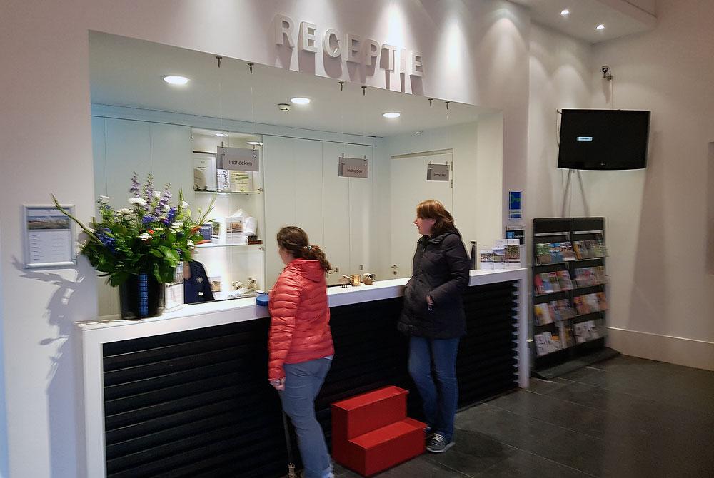 Inchecken bij de receptie, Hof van Saksen