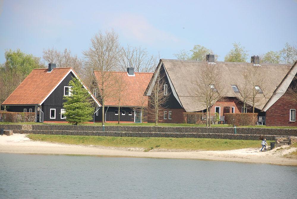 Huisjes aan het recreatiemeer, Hof van Saksen