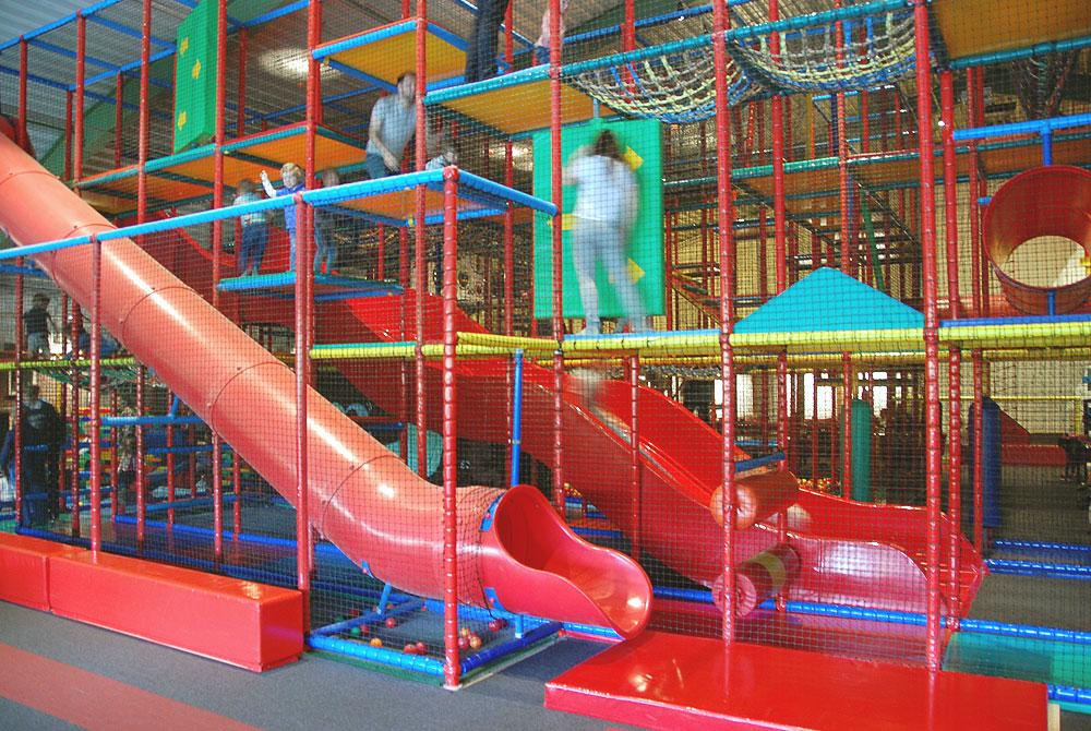 Spelen in de indoor speeltuin, Hof van Saksen