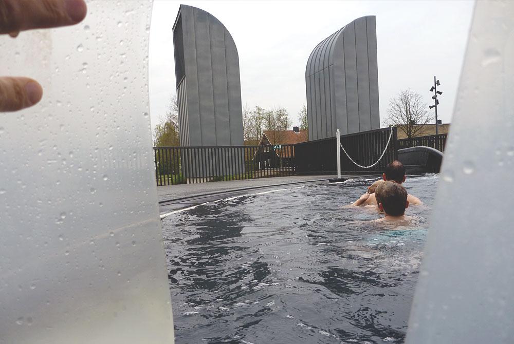 Richting de wildwaterbaan via het buitenbad, Hof van Saksen