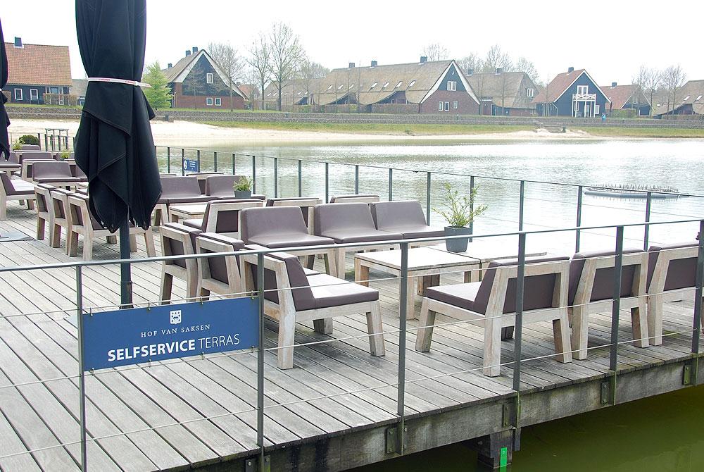 Terras van Rapido snackbar op resort Hof van Saksen