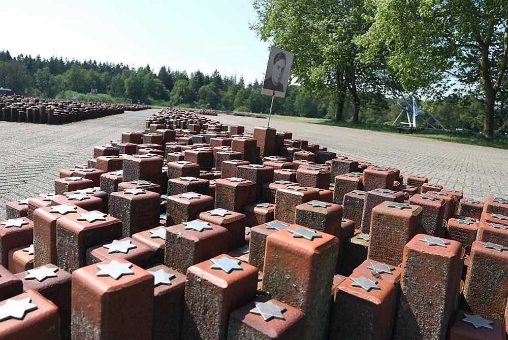 De 102.000 stenen, op de appelplaats in het voormalige Kamp Westerbork