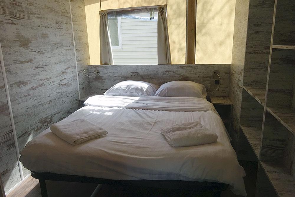 Slaapkamer met 2-persoonsbed in de lodgetent, Parc La Clusure
